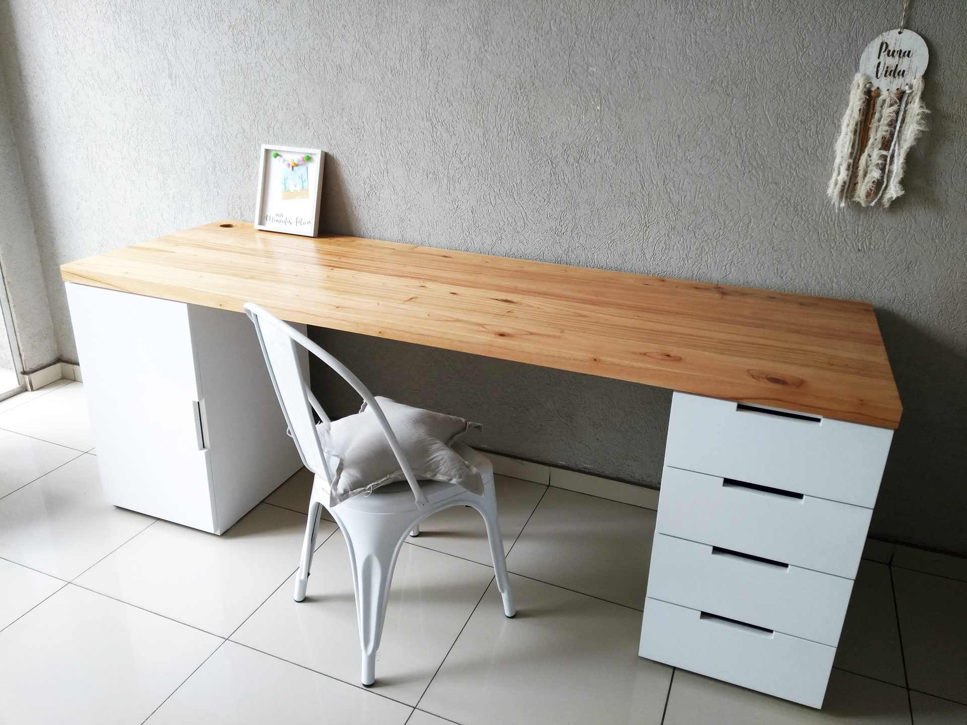 Escritorio 2000 con tapa de paraíso macizo y módulos blancos, en ambiente real