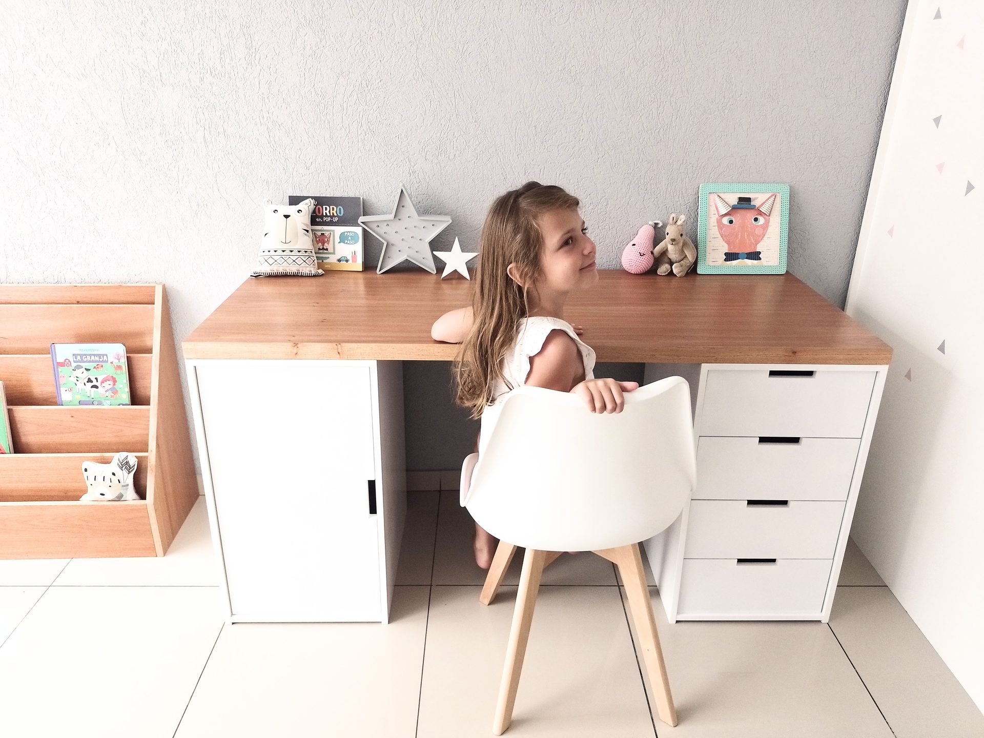 Niña usando su Escritorio 2000 en su dormitorio