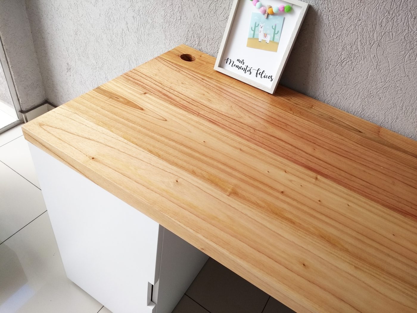 Detalle de la tapa de paraíso macizo con pasacables perforado