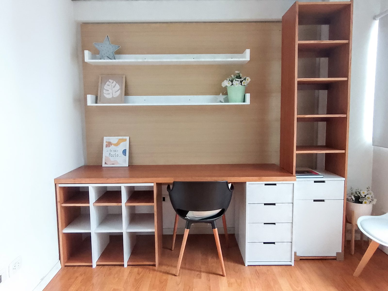 Sistema especial con Escritorio 2000 y biblioteca — vista completa