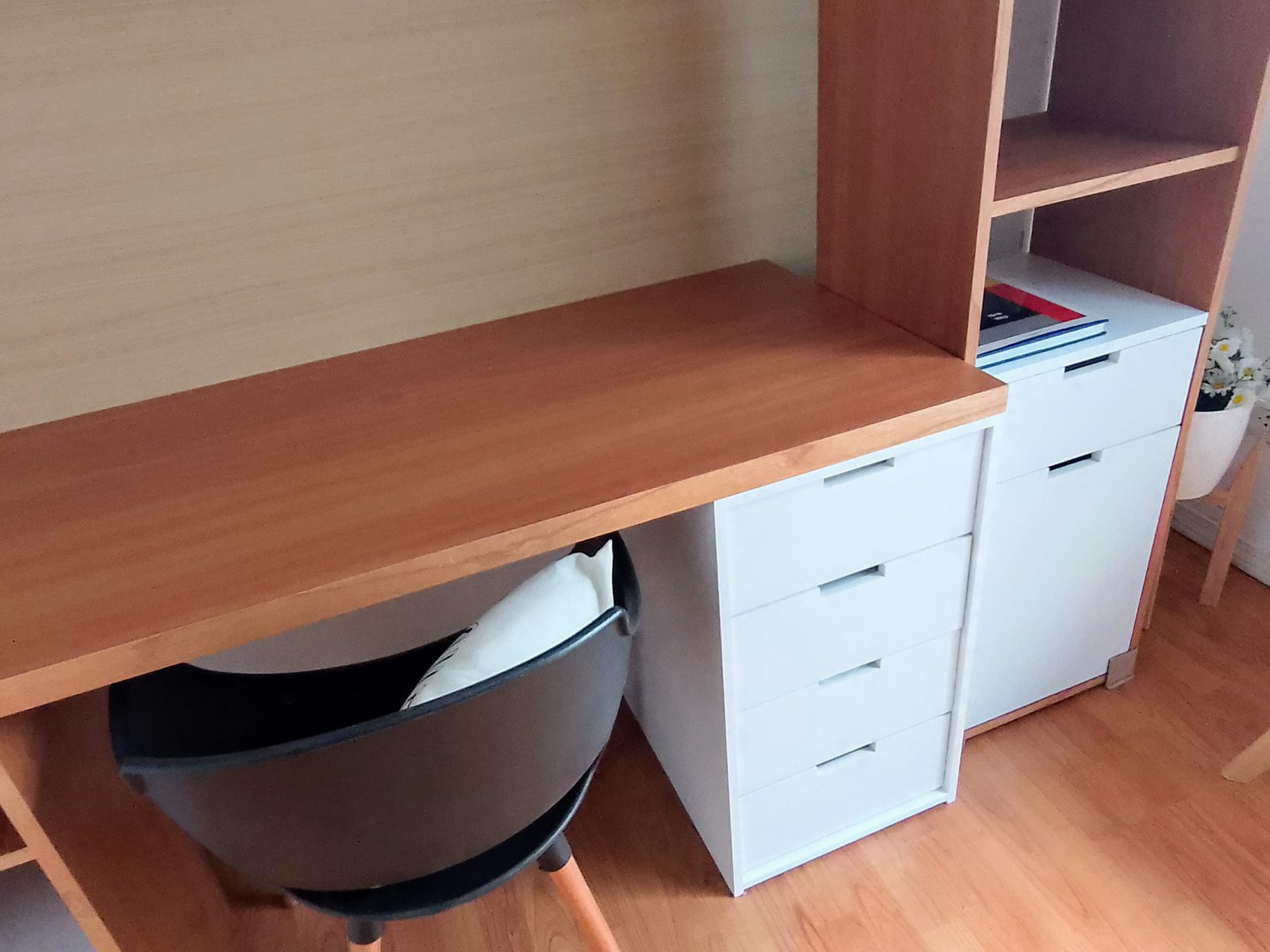 Escritorio 2000 integrado con biblioteca, vista en ángulo