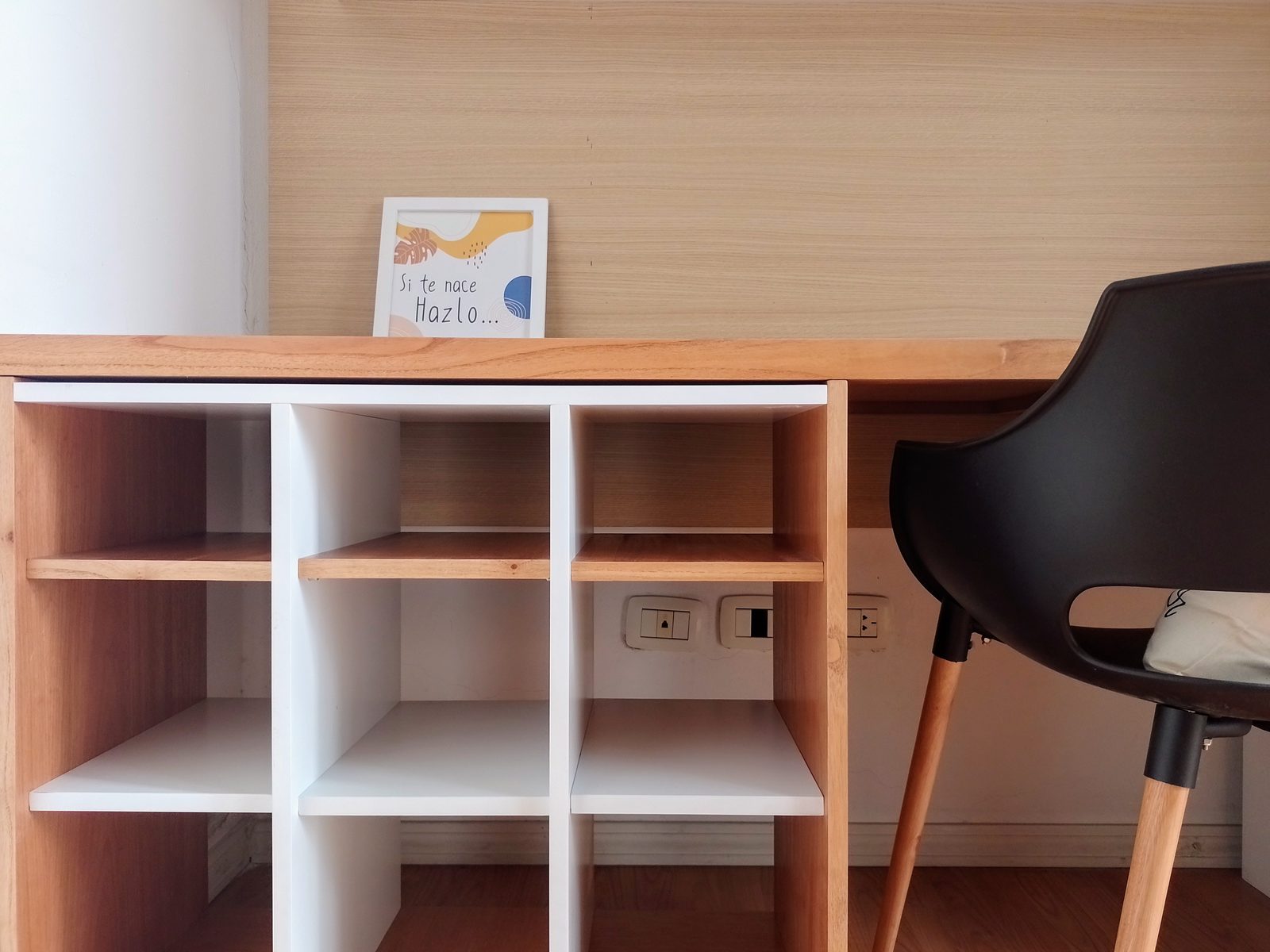 Nichos organizadores bajo la tapa del escritorio