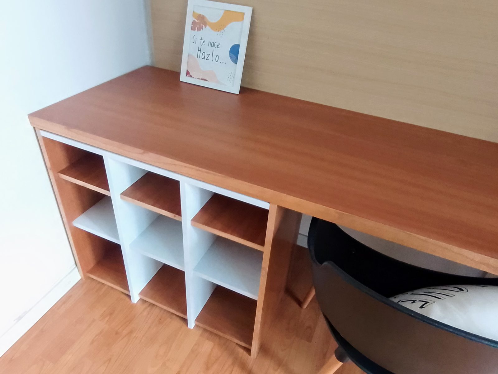 Tapa del escritorio y nichos abiertos